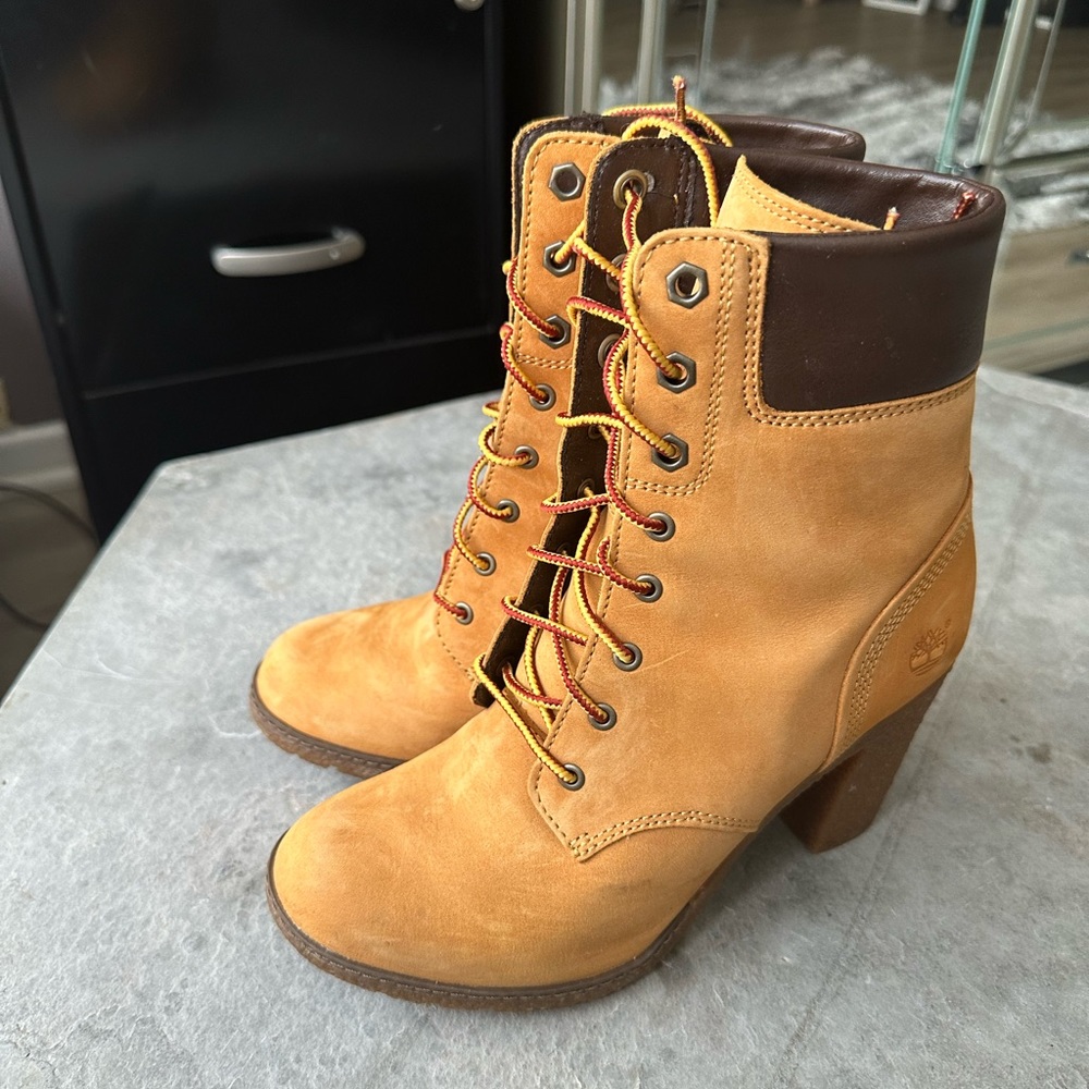 Authentic Timberland block heel boots in color wheat women’s size 6.5.